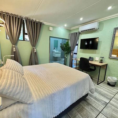Echo Mountain Inn (Adults Only) Thabazimbi Bagian luar foto